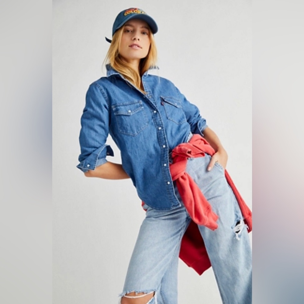 Large Levi’s Ultimate Western Denim Shirt with Pearl Buttons.  EUC!